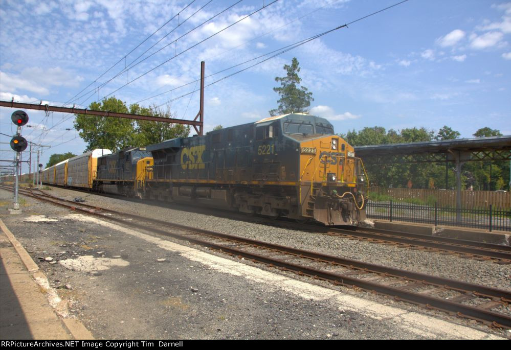 CSX 5221 leads autorack train M218